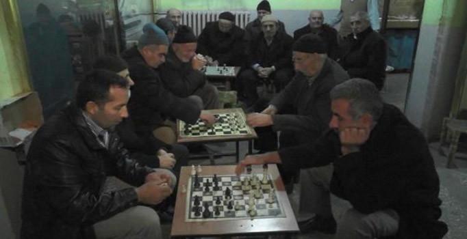 Kahvehanede okey değil, satranç oynuyorlar | Muş haberleri