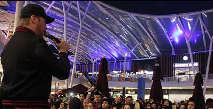 Konser sırasında ilginç evlenme teklifi