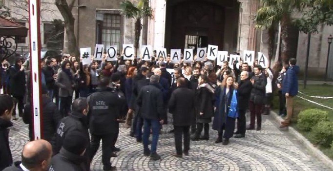 Marmara Üniversitesi'nde görevden alınan akademisyenler eylem yaptı