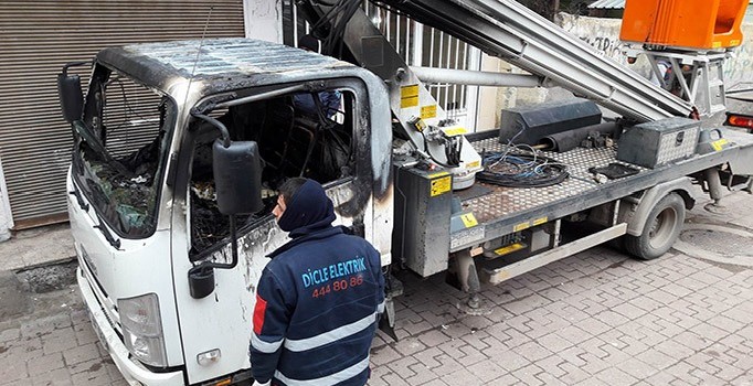 Diyarbakır'da aydınlatma çalışması için gelen aracı yaktılar