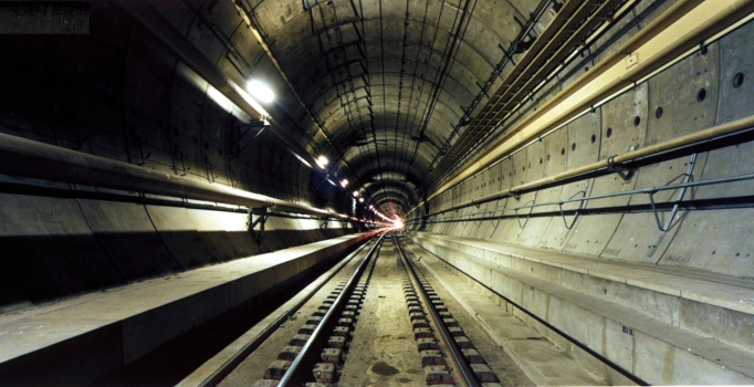 Göçmenler Manş 
Tüneli'ni kapattırdı