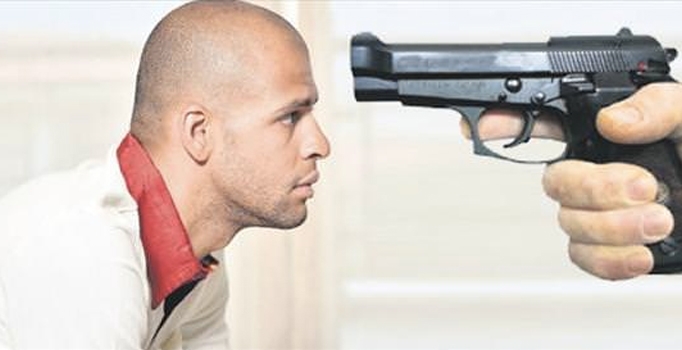 Melo'nun kafasına silah dayadılar