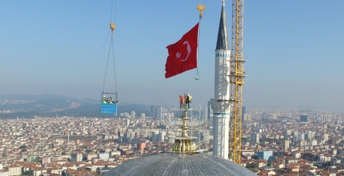 Çamlıca Camii'ne dünyanın en büyük alemi takıldı