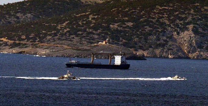 Kardak'ta sıcak anlar! Türk botu Yunan botlarını geri çevirdi