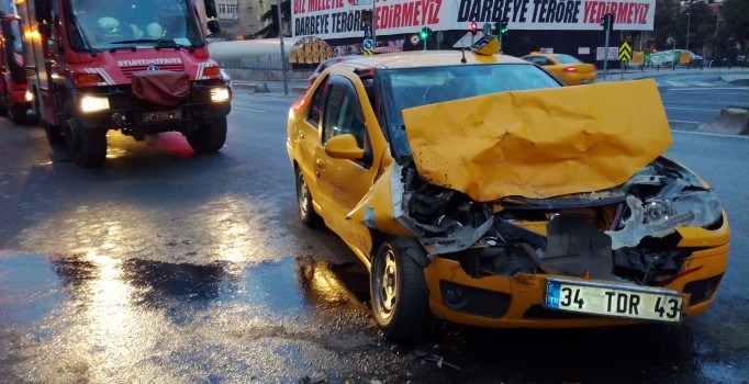 Şişli’de taksi tur otobüsüne çarptı: 1 yaralı