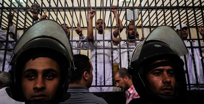 Mısır'da darbe karşıtlarının yargılanması devam ediyor