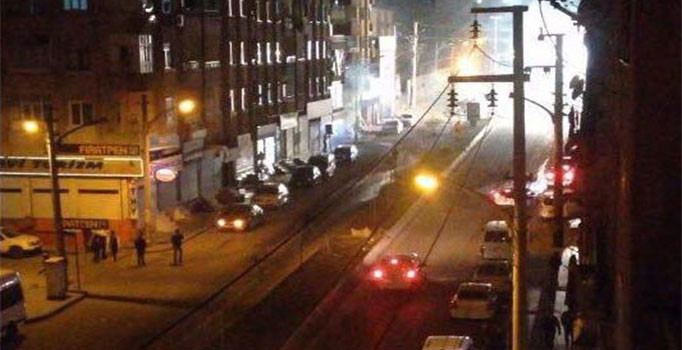 Diyarbakır'da PKK'lılar polis araçlarına havai fişekle saldırdı