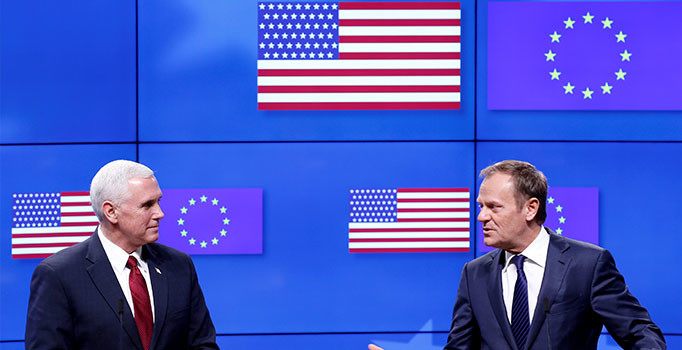 Brüksel'de düzenlenen ortak toplantıda ABD bayrağındaki hatayı kimse farketmedi