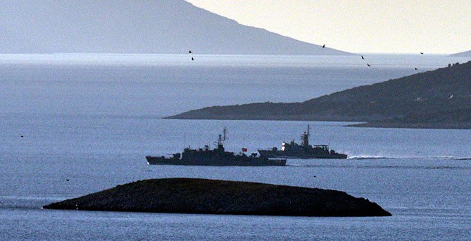 Kardak'ta botların ardından Türk ve Yunan savaş gemileri burun buruna geldi | Son dakika haberleri