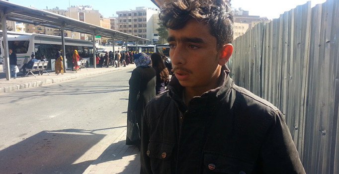 Suriyeli çocuk zabıtanın el koyduğu simitlerinin arkasından dakikalarca baktı