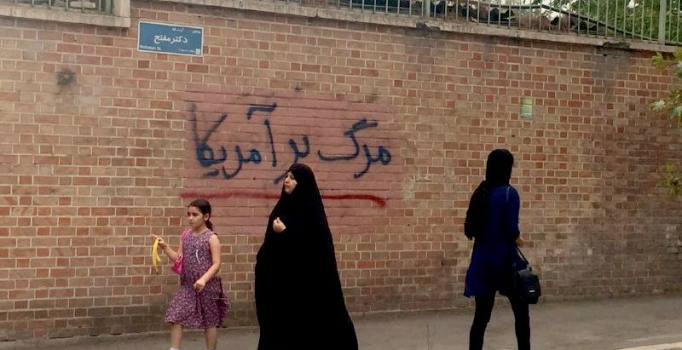 İran'da ABD karşıtı duvar yazıları siliniyor
