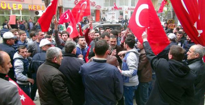 Bursa'da HDP lokaline yürüyen grubu polis engelledi