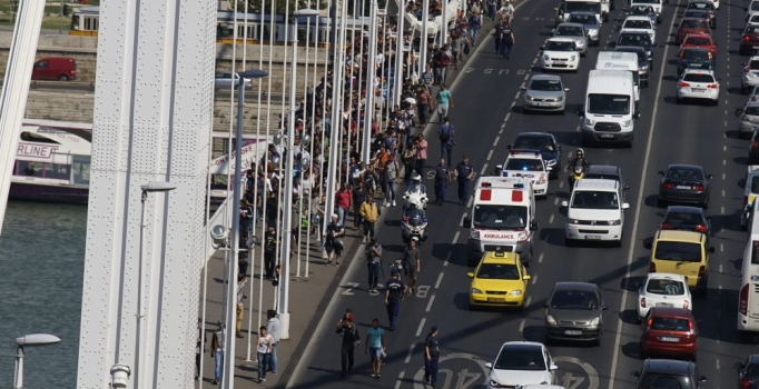 Göçmenler Macaristan'dan Avusturya'ya yürüyor!
