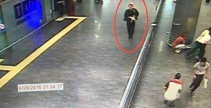 Atatürk Havalimanı'ndaki korkunç anları anlattı: Ateş ederken gülüyordu