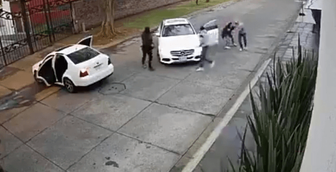 Güpegündüz yolunu kesip kaçırdılar