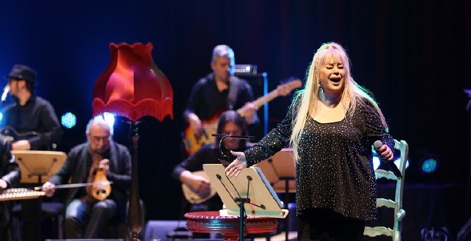 Zerrin Özer'den bol anılı, güzel şarkılı bir konser
