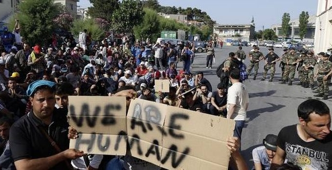 Göçmenler Yunan'a isyan etti: Biz insanız!