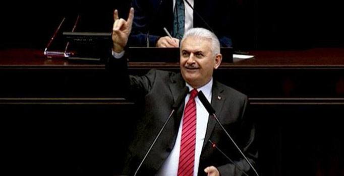 Bahçeli: Başbakan'ın Bozkurt işareti eline yakışmış, samimi ve milli duruşuna tam oturmuştur