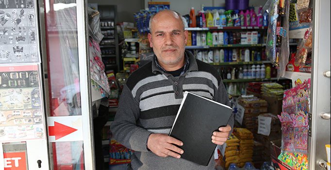 Denizli Pamukkale'de silahlı gaspçıyı veresiye defteriyle kovdu