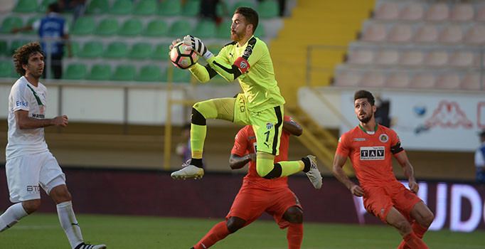 Saldırıya uğrayan Bursaspor’un kalecisi Harun Tekin: Kendini bilmez barbar grubu