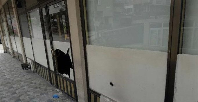Kocaeli'de kimliği belirlenemeyen kişiler boş kahvehaneye kurşun yağdırdı