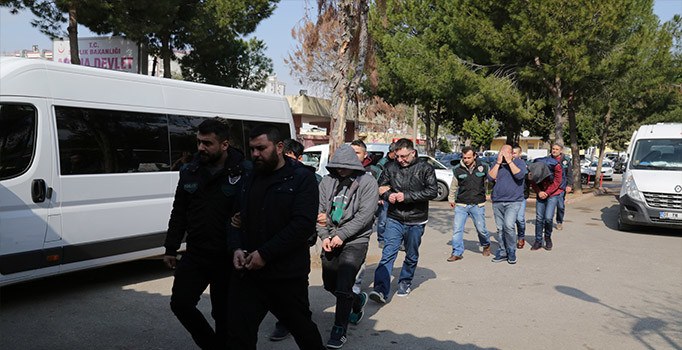 Adana'da sosyeteye uyuşturucu temin eden satıcılara şok baskın