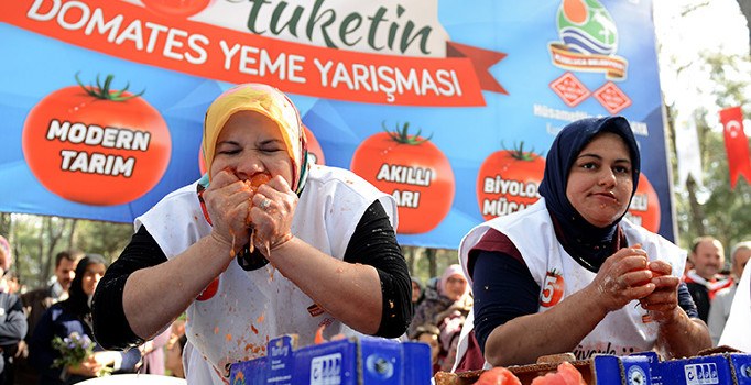 3 dakikada 5 kilo domates yiyen kadın yarışma birincisi oldu | Antalya haberleri