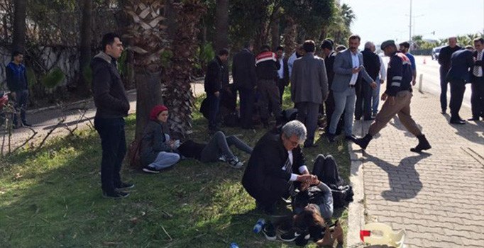 MHP Alanya Kadın Kolları üyelerini taşıyan otomobil takla attı