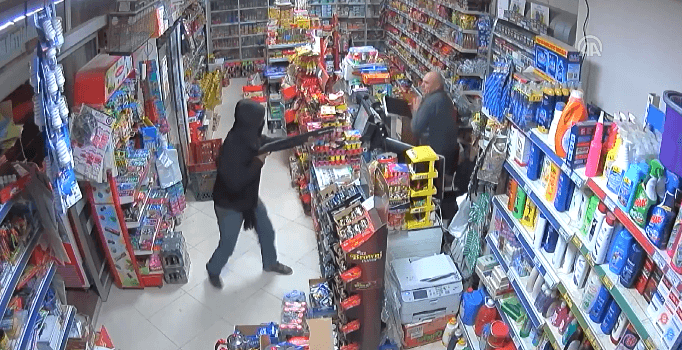 Silahlı soyguncuyu veresiye defteriyle kovaladı