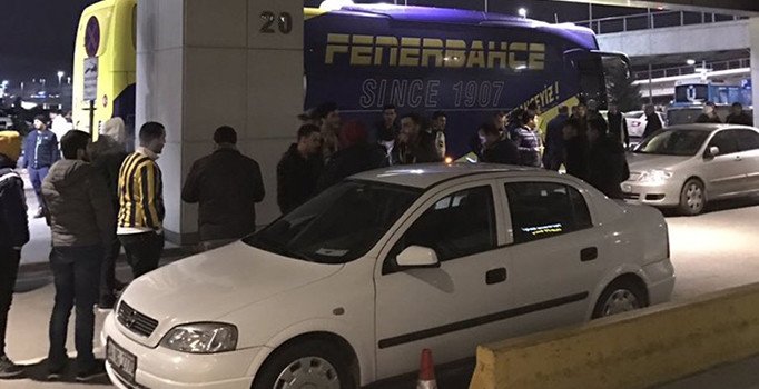 Fenerbahçeli taraftarlardan oyunculara tepkili karşılama