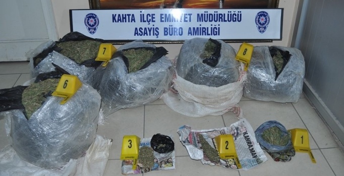 Adıyaman'da bir otomobilin bagajından yüklü miktarda uyuşturucu çıktı