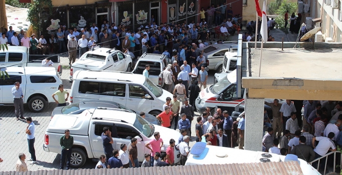 PKK, AK Parti Şemdinli İlçe
yöneticisi Miran Kaya'nın
aracını taradı: 1 ölü 1 yaralı