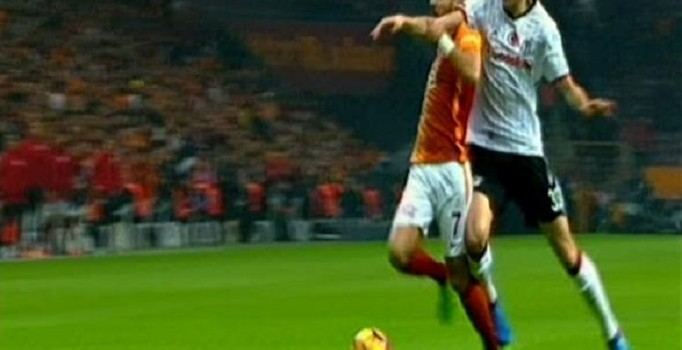 Beşiktaş-Galatasaray derbisinde ilginç penaltı pozisyonu