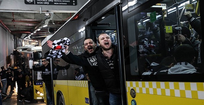 İlklerin derbi için Beşiktaş taraftarı TT Arena yollarında | Dev derbiye saatler kaldı