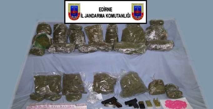 Edirne'de Jandarma ekiplerinden uyuşturucu satıcılarına şok baskın