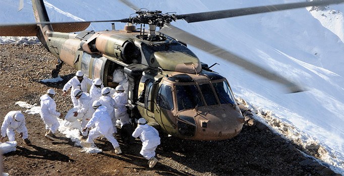 Komandolar dağlardaki teröristleri etkisiz hale getiriyor