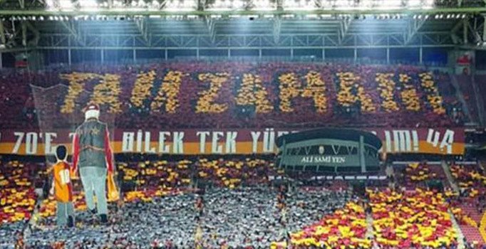 Sarı kırmızılı taraftarlardan derbiye özel koreografi