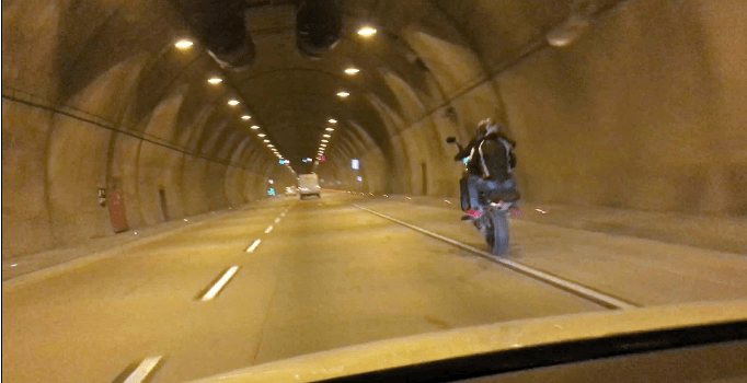 Tünelde motosikletli magandalar terör estirdi