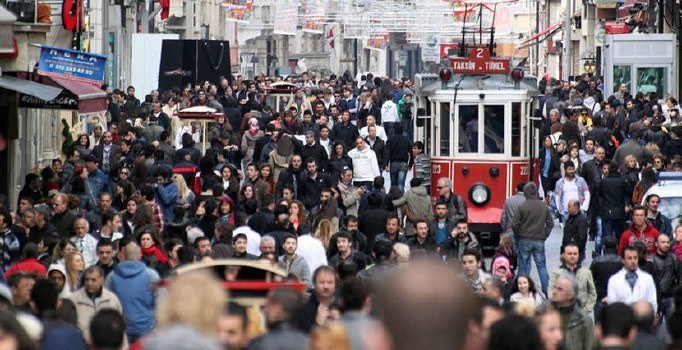 Taksim'e gelen Cazeyir'li kadının başına yorgun mermi isabet etti