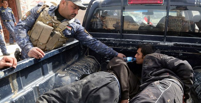 Irak ordusu Musul'da öldürdüğü IŞİD'li teröristleri sokaklarda bırakıyor!