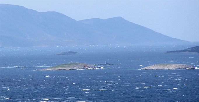 Türk ve Yunan savaş gemileri Kardak’ta