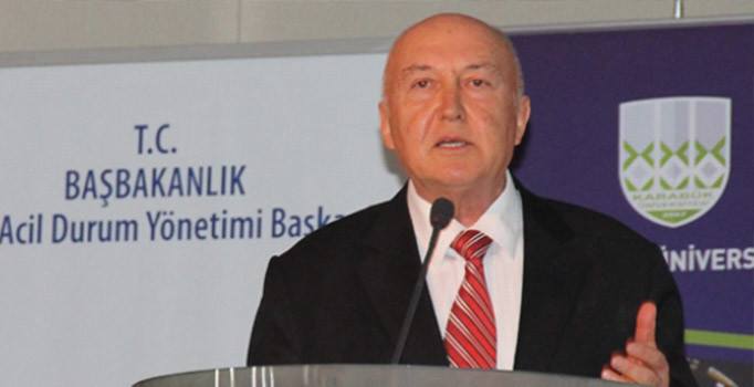 Ahmet Ercan : Deprem yerde 4 ile 5 KM'lik bir yarılma oluşturmuş olabilir