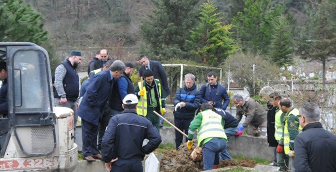 Depremde kaybolan kız için 35 mezarlık açılacak