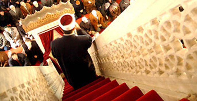 Asistan hutbede ettiği dua nedeniyle üniversiteden atıldı