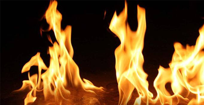 İtalya'da göçmen kampında yangın: 2 ölü