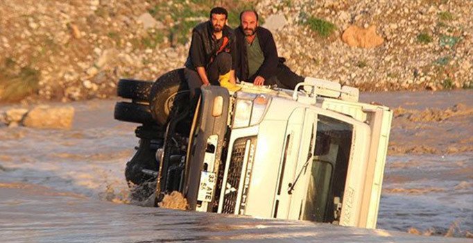 Mersin'de azgın sularda can pazarı