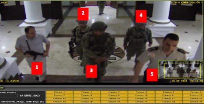 Darbeciler, komutanların ailelerini gece boyunca gözetim altında tutmuş