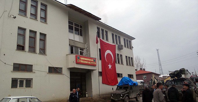 Beytüşşebap Belediye binasına Türk bayrağı asıldı