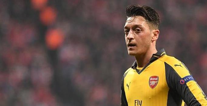 Arsenal, Mesut Özil'i satıyor