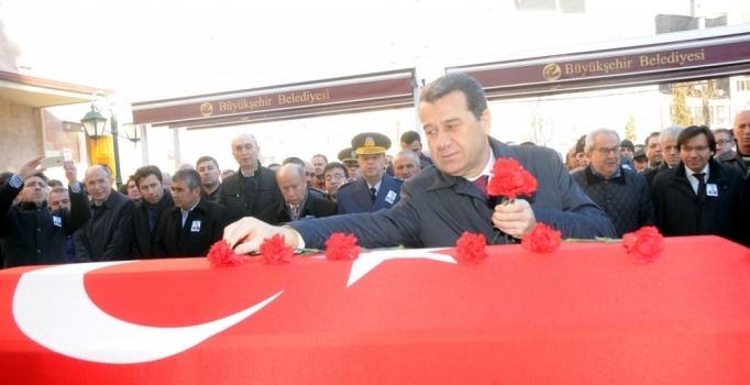 Kaymakamın tabutuna, validen kırmızı karanfil | Eskişehir haberleri